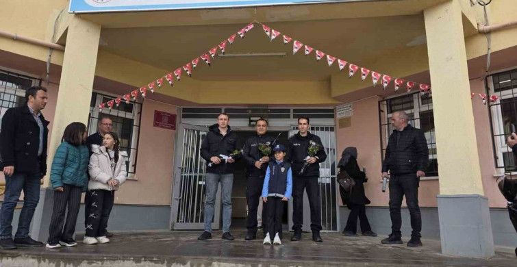 Öğrencilerden Polislere Sıcak Karşılama