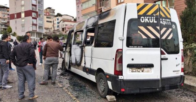 Öğrencileri Taşıyan Servis Aracı Alev Aldı, Faciadan Son Anda Dönüldü