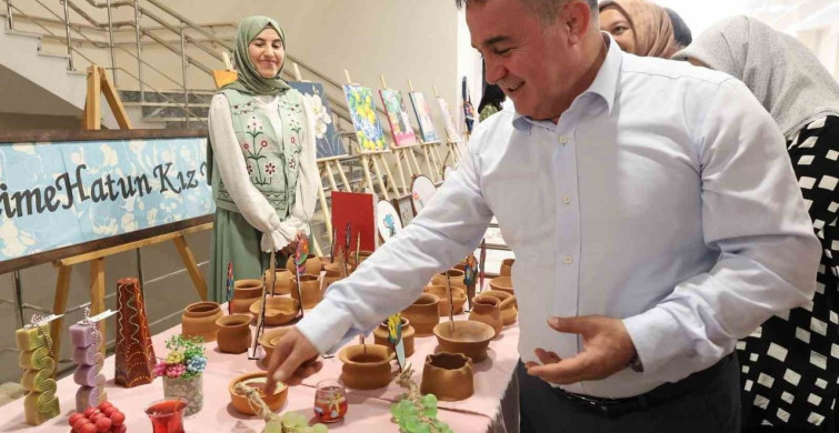 Öğrencilerin el emeği ürünleri sergide beğeni topladı
