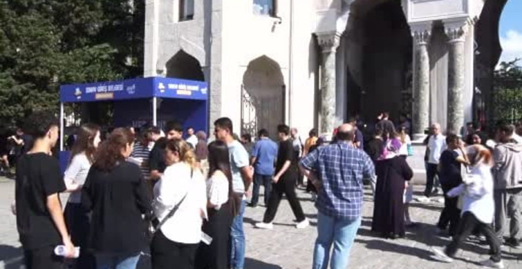 Öğrencilerin okul önlerinde YKS heyecanı