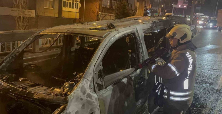 Okmeydanı'nda Ticari Takside Yangın: Yolcular Zamanında Tahliye Edildi