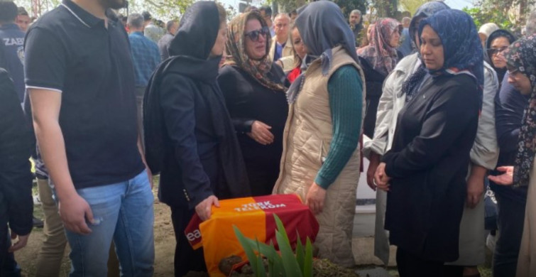 Okul Saldırısında Hayatını Kaybeden Oğlunun Mezarına Galatasaray Forması Bıraktı