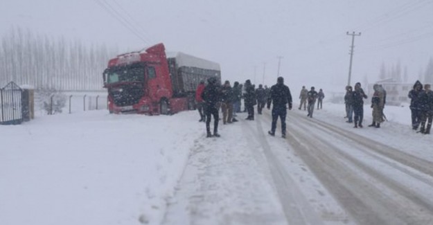 Okul Servisi ile TIR Çarpıştı, 2 Öğrencinin Durumu Kritik