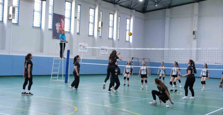 Okul sporlarında voleybol heyecanı sürüyor