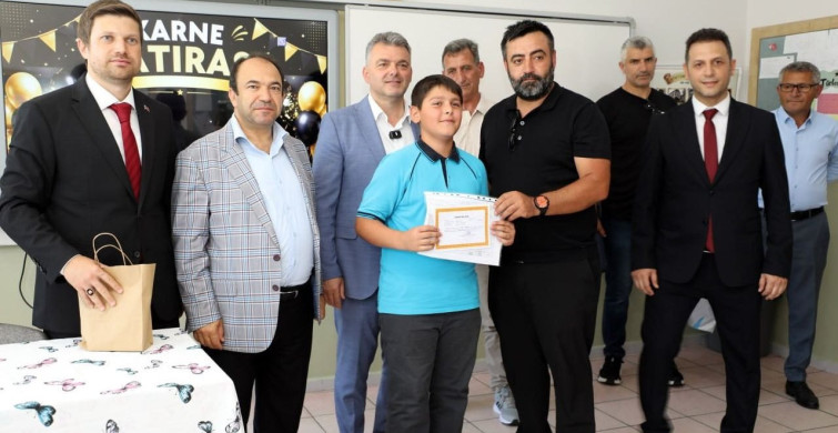 Okullarda son zil çaldı, öğrencilerin karne hediyesi protokolden geldi