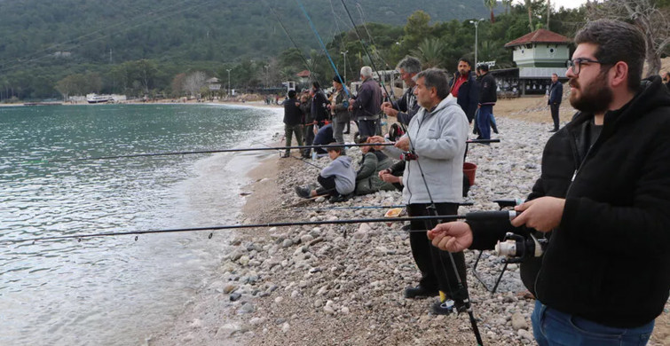 Oltasını kapan sahile koştu: Kilolarca balık yakaladılar