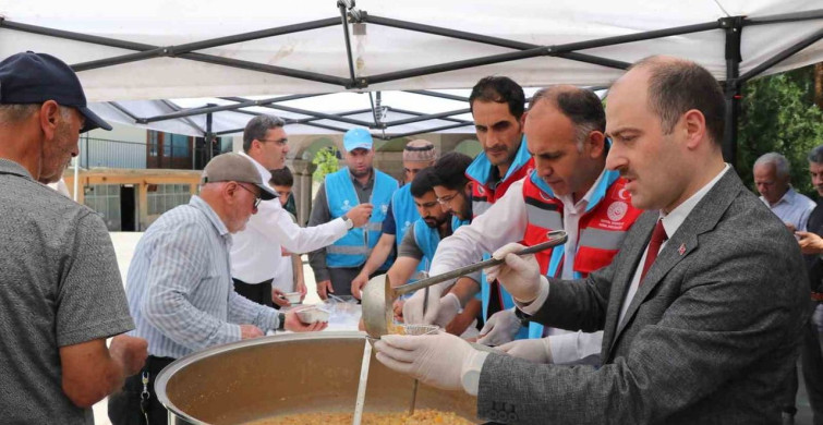 Oltu'da aşure dağıtımı programı gerçekleştirildi