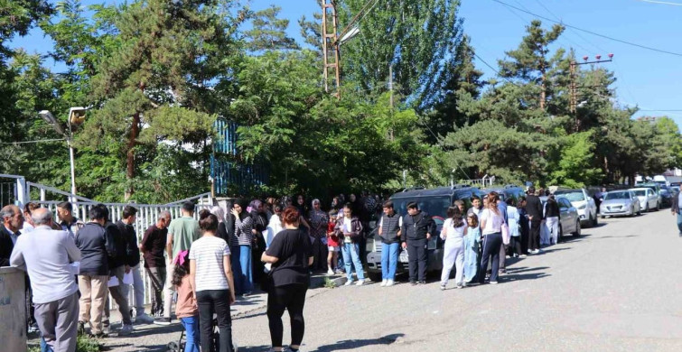 Oltu'da LGS sınavına yetişemeyen öğrenci son anda kurtarıldı