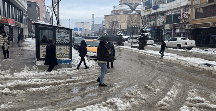 Olumsuz Hava Koşulları Van, Muş ve Hakkari'de 62 Yerleşim Yerinin Yolunu Kapadı
