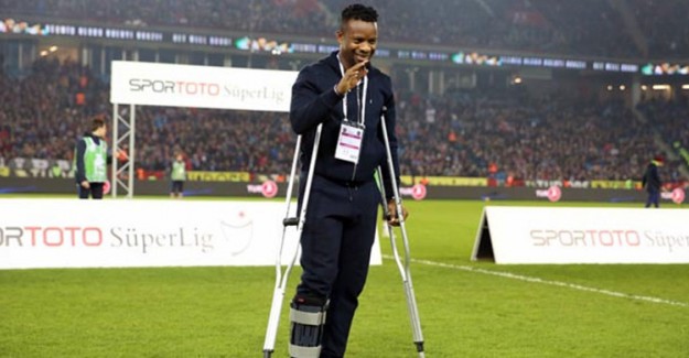 Onazi, Koltuk Değnekleriyle Taraftara Üçlü Çektirdi!