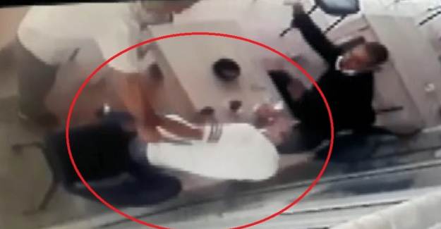 Önce Annesini Sonra Yaşlı Adamı Defalarca Bıçaklayarak Öldürdü 