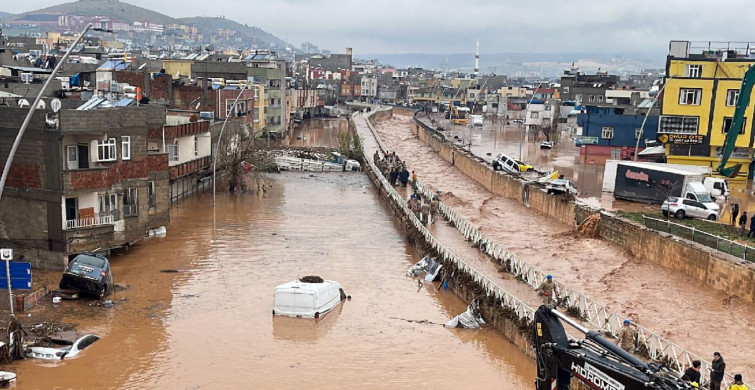 Önce deprem sonra sel vurdu: Görüntüler görenleri dehşete düşürdü