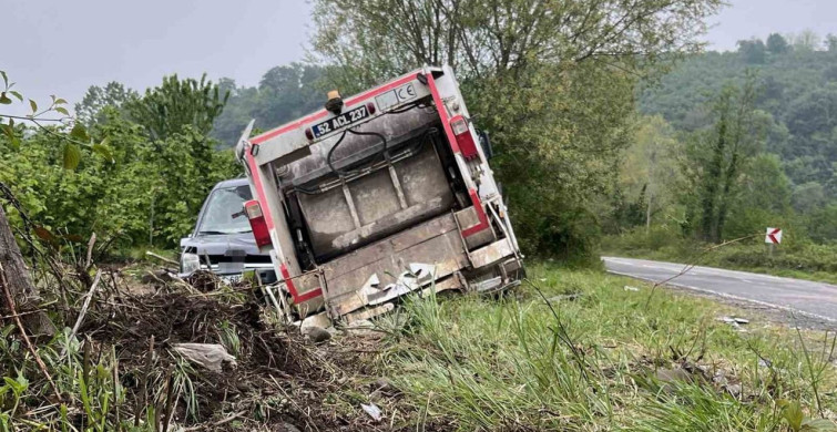 Ordu'da Çöp Kamyonu ile Otomobil Çarpıştı
