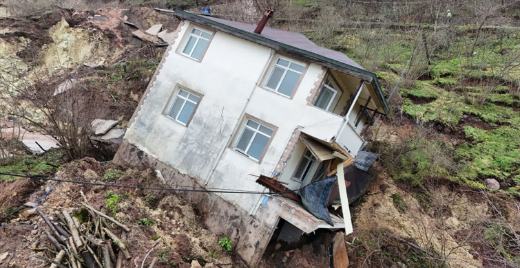 Ordu'da Heyelan Felaketi: 2 Ev Yıkıldı, Halı Saha Zarar Gördü