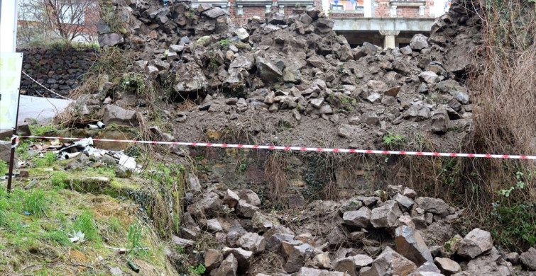 Ordu'da İstinat Duvarı Çöktü: 3 Araç Hasar Gördü