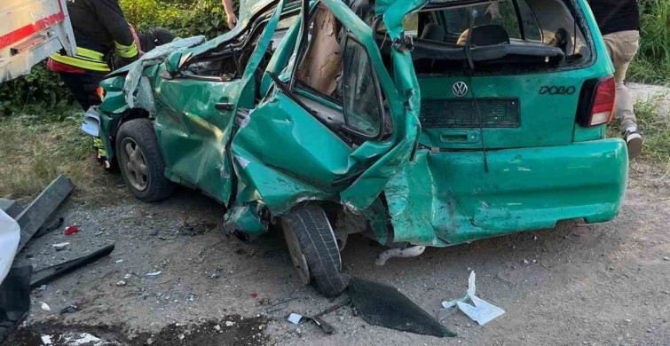 Ordu'da minibüs park halindeki araçlara çarptı: 3 yaralı