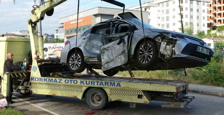 Ordu'da otomobil, ağaç ve aydınlatma direğini devirdi: 4 yaralı