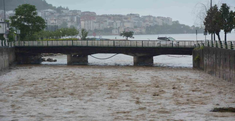 Ordu'da sağanak nedeniyle ev ve iş yerleri su bastı, istinat duvarı çöktü