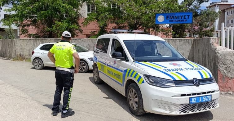 Ortaokul Önünde Kavga: 1 Yaralı