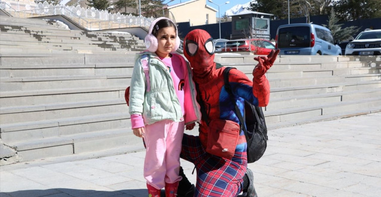 Örümcek Adam Türkiye'yi Geziyor