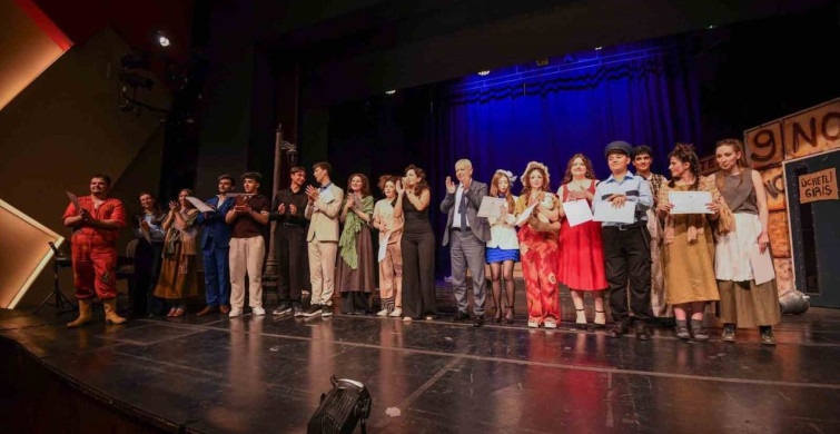 Osmangazi’de gençlerin tiyatro performansı izleyicileri etkiledi