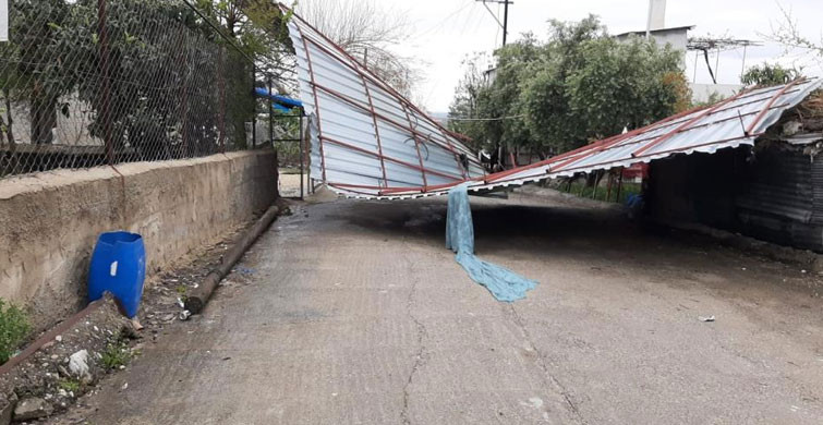 Osmaniye’de Fırtına Sebebiyle Evlerin Çatısını Uçtu