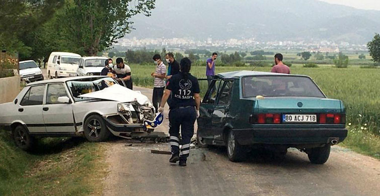 Osmaniye’de İki Araç Boş Yolda Kafa Kafaya Çarpıştı