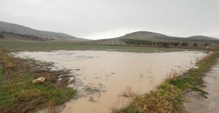 Osmaniye'de Sağanak Yağış Tarım ve Trafiği Olumsuz Etkiliyor