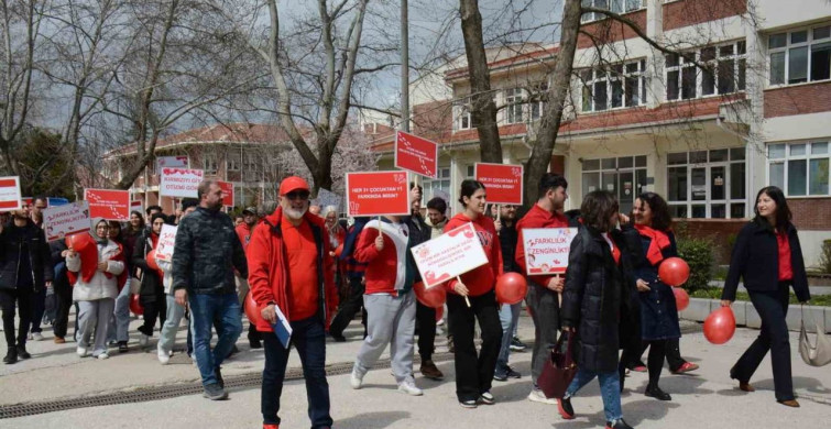 Otizm İçin Kırmızı Kampüs Yürüyüşü Gerçekleştirildi