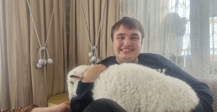 Otizmli Bireylere Destek: Ailenin Kuzu Sevgisi