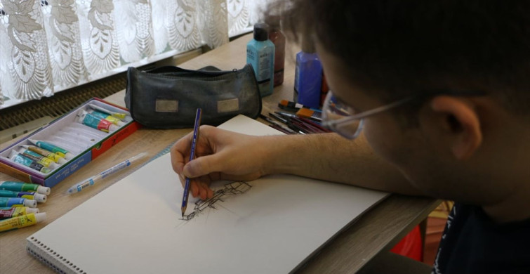 Otizmli Sanatçı Alp Eren Candan'ın Tabloları Hayallerini Yansıtıyor