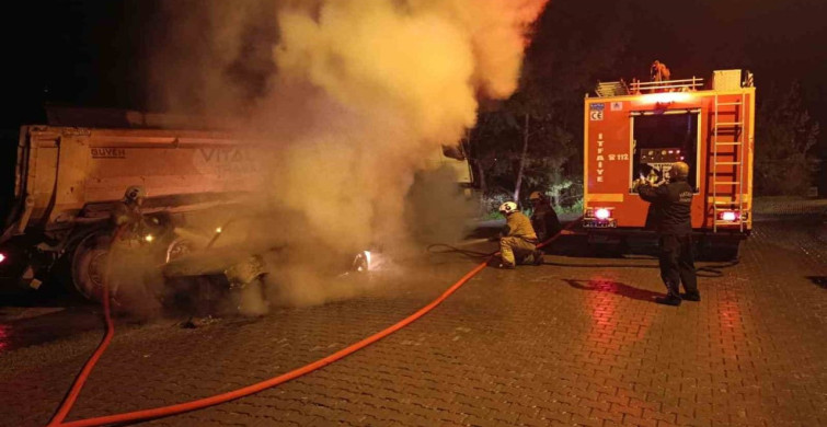 Otomobil Alevlere Düşerek Yanarak Küller İçinde Kaldı