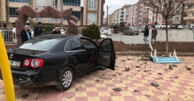 Otomobil Çocuk Parkına Daldı