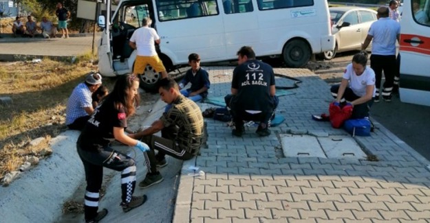 Otomobil İle Minibüs Çarpıştı: 9 Yaralı