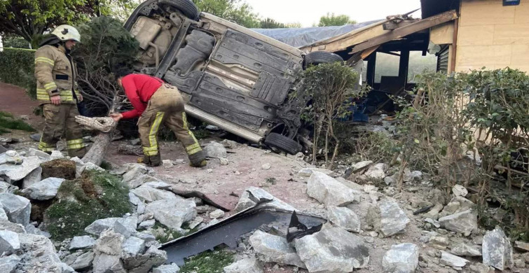 Otomobil kafenin bahçesine daldı: 1 ağır yaralı var