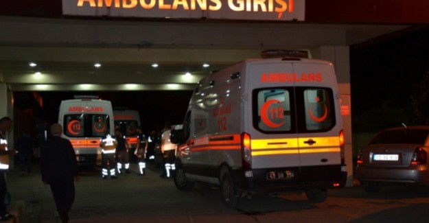 Otomobil Traktöre Çarpması Sonucu 3 Kişi öldü 4 Kişi Yaralandı