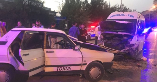 Otomobil Ve Minibüs Kafa Kafaya Çarpıştı: 7 Yaralı