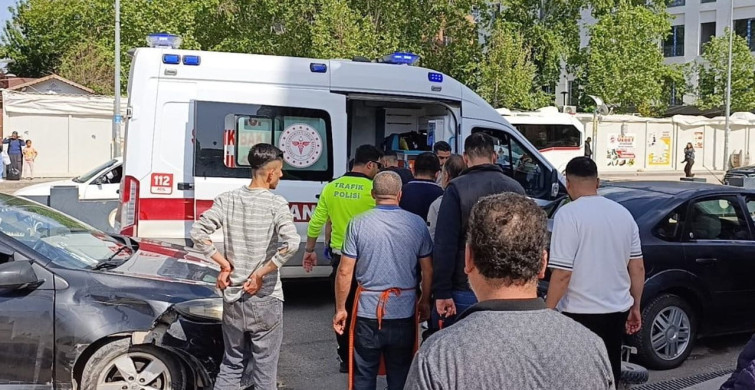 Otomobil ve Motosiklet Çarpıştı: Bir Kişi Yaralandı