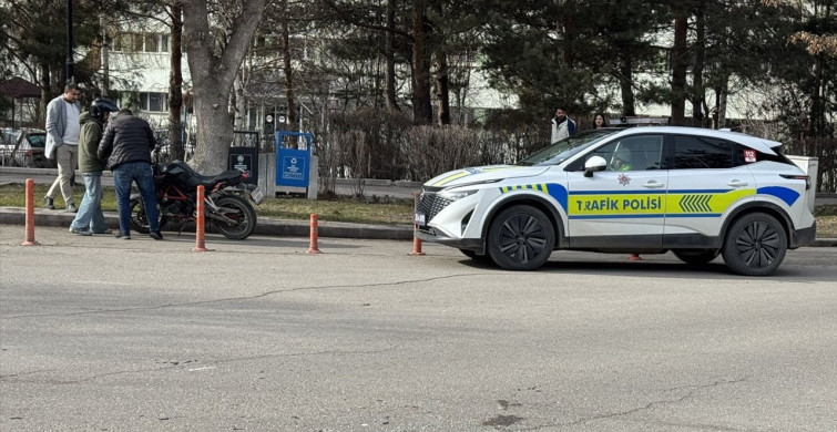 Otomobile Çarpan Motosiklet Sürücüsü Ağır Yaralandı