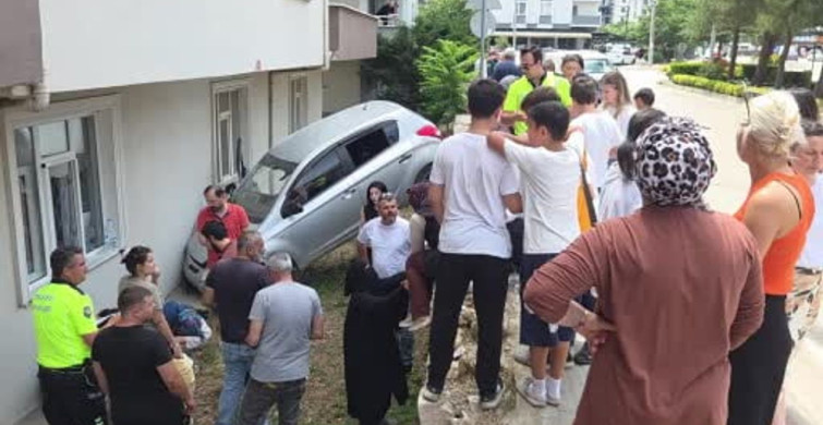 Otomobilin apartman bahçesine uçtuğu kazada faciadan dönüldü