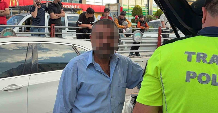 Otomobilin çarptığı refüjden kopan taşlar tramvaya girdi: 4 yaralı