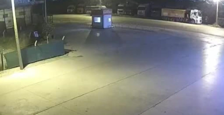 Otomobilin kamyona çarpması sonucu 3 kişi hayatını kaybetti, 1 yaralı
