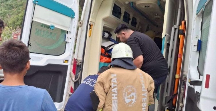 Otomobille çarpışan hafif ticari araç dereye uçtu: 7 yaralı
