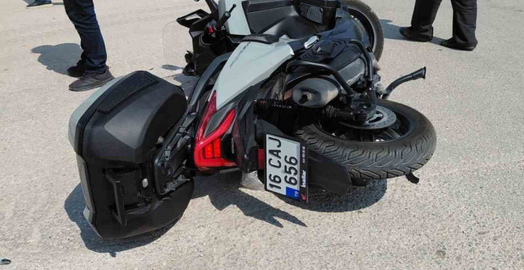 Otomobille Çarpışan Motosikletli Yaralandı: Kaza Anı Kamerada