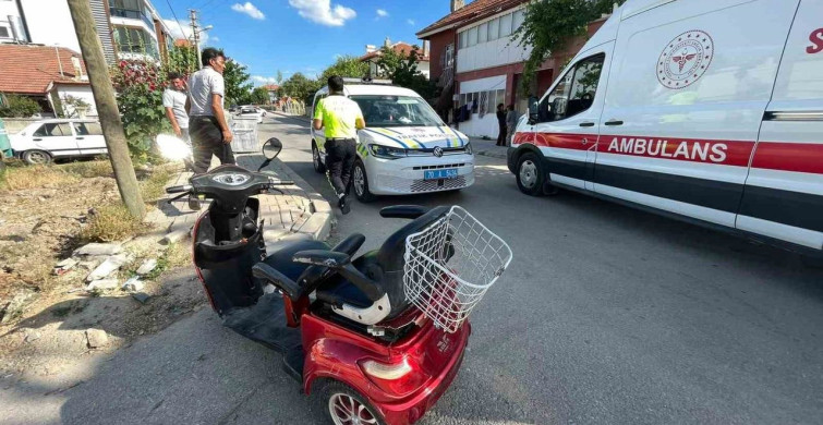 Otomobille çarpışan üç tekerlekli bisiklet devrildi, anne ve kızı yaralandı