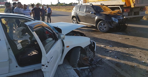 Otomobillerin Hurdaya Döndüğü Kazada 3 Kişi Yaralandı