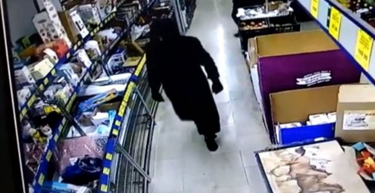 Cinsiyetleri sonradan anlaşıldı, oyuncak silahla market gaspı yapanlar komedi filmlerini aratmadı! O anlar kameraya yansıdı..