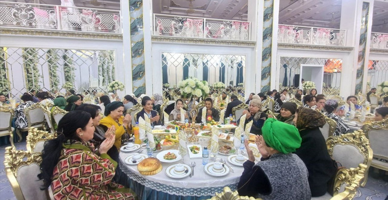 Özbekistan'da Ramazan Boyunca Toplu İftar Geleneği