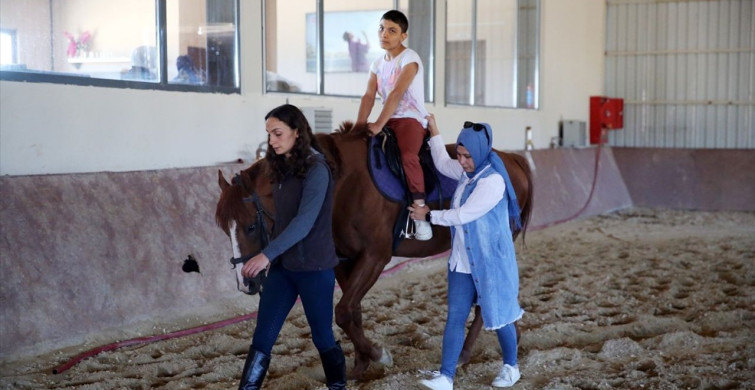 Özel Gereksinimli Bireyler Atlı Terapi İle Hayata Bağlanıyor
