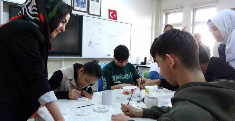 Özel Öğrenciler Çini Sanatında Yeteneklerini Keşfediyor